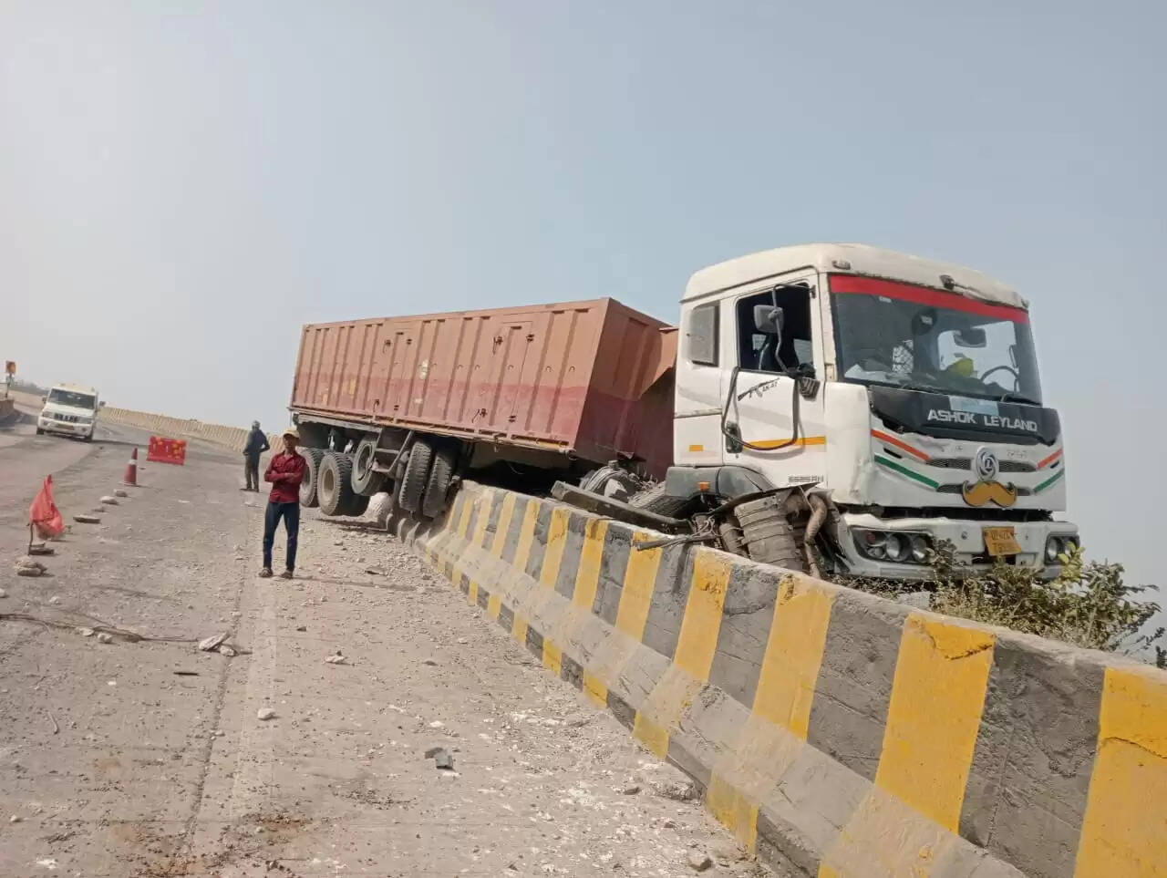 गिट्टी लदे ट्रेलर का ब्रेक फेल, जान बचाने कूदे चालक की मौत, खलासी घायल