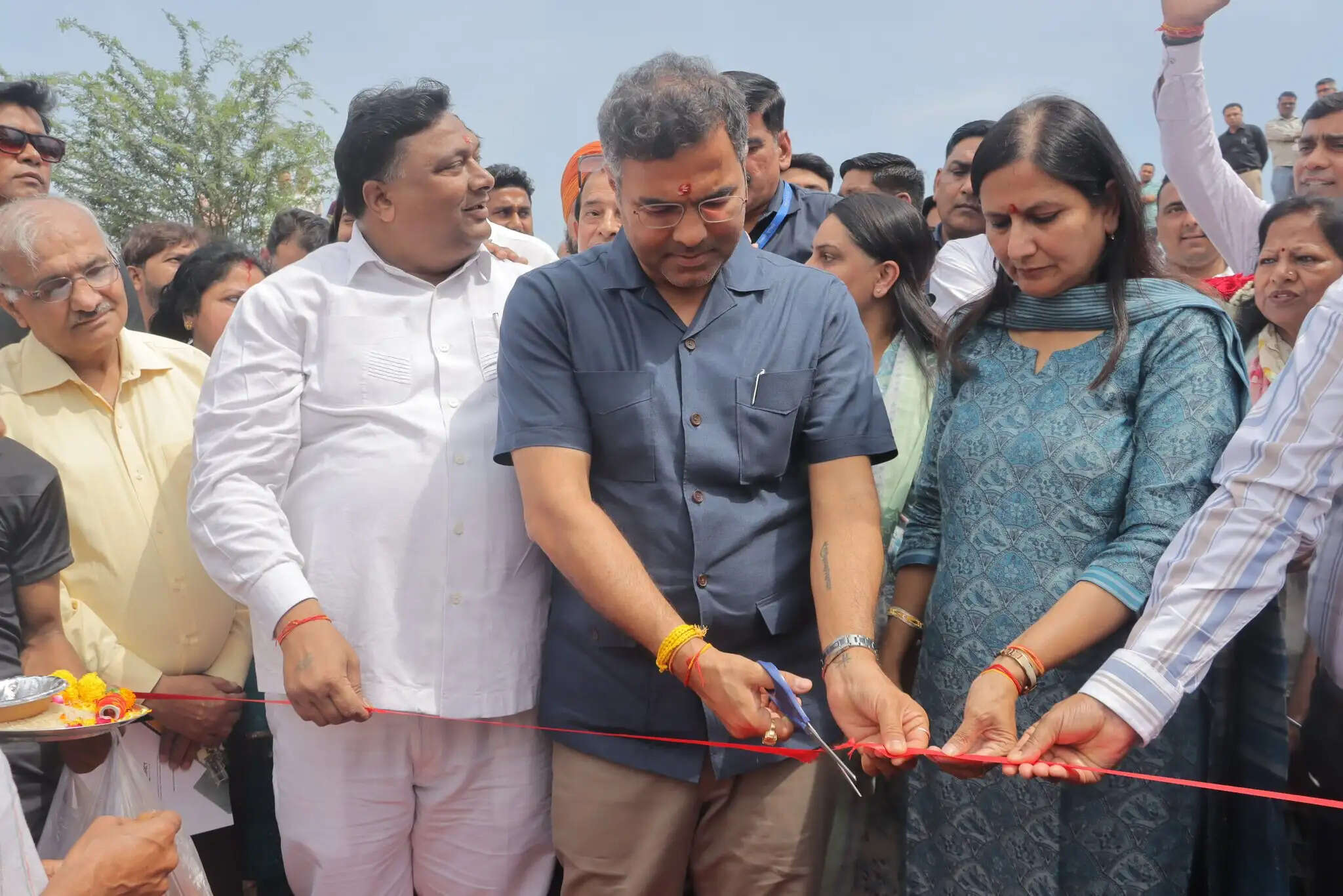 नजफगढ़ ड्रेन की सफाई के लिए दो नई वीड हार्वेस्टर मशीनों का जलावतरण