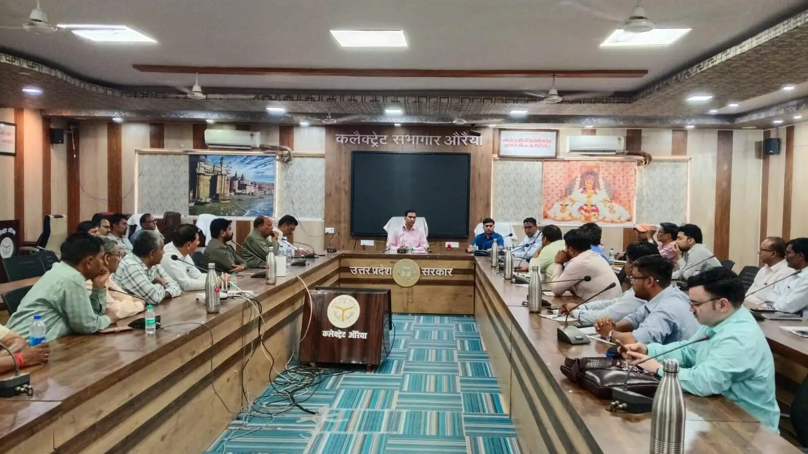 गैस व तेल आपूर्ति व्यवस्था को लेकर जिलाधिकारी की सख्ती, वितरकों को दिए कड़े निर्देश