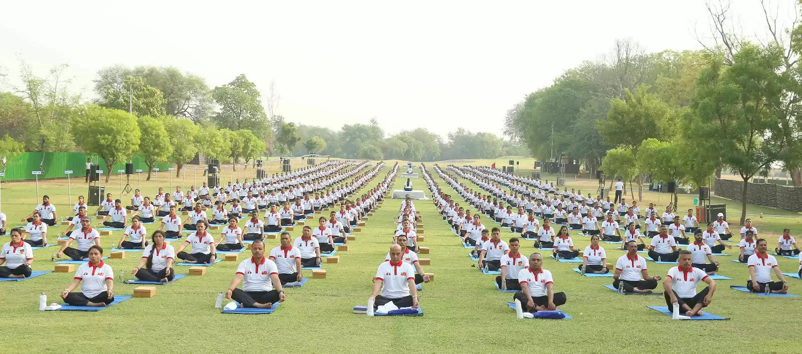 रक्षा मंत्री ने मथुरा में सैनिकों के साथ किया योग, फिर किए भगवान बांके बिहारी के दर्शन