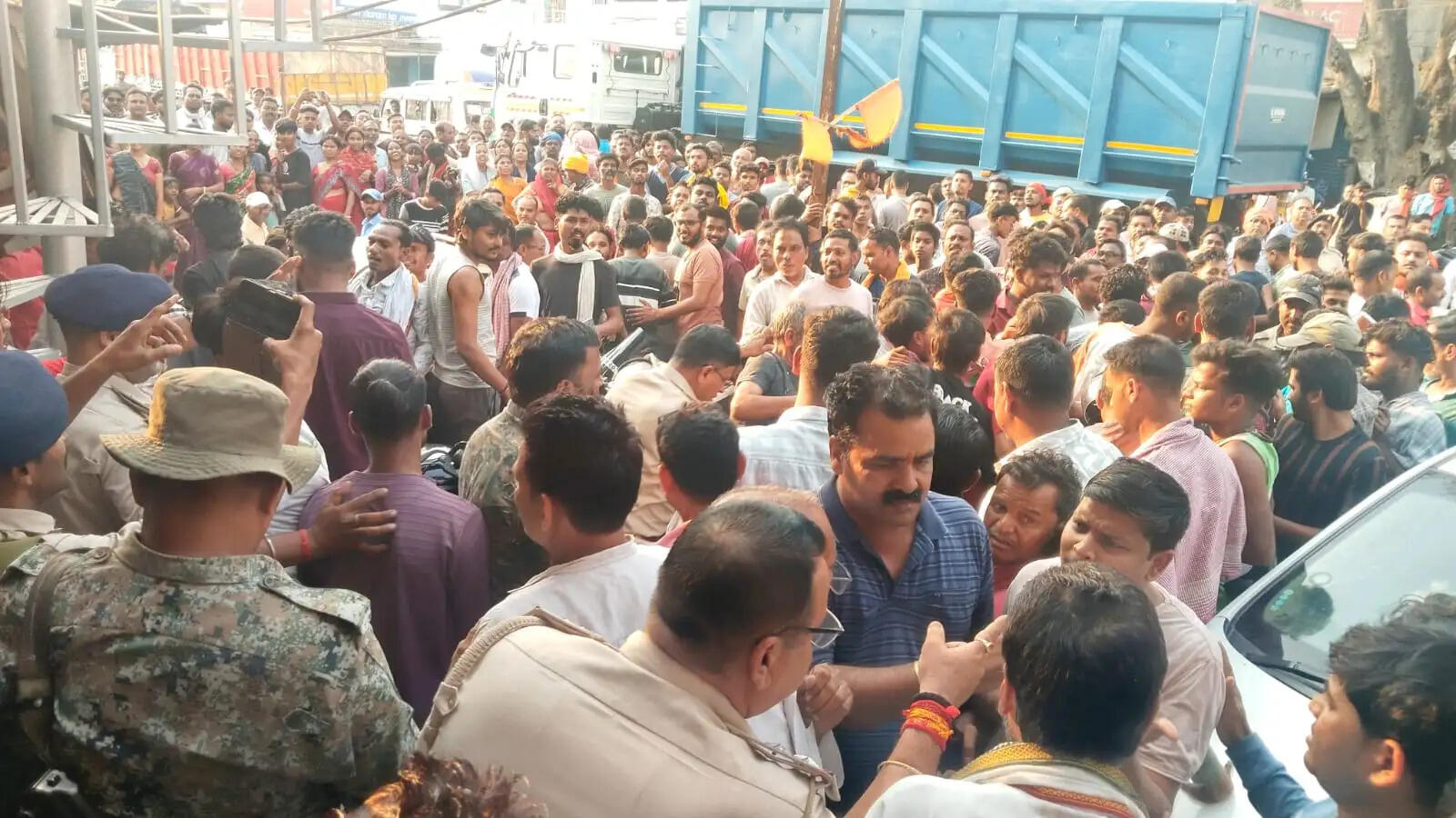 खरीददार बनकर जेवर दुकान में घुसे लुटेरे, लूटपाट के दौरान दो धराए