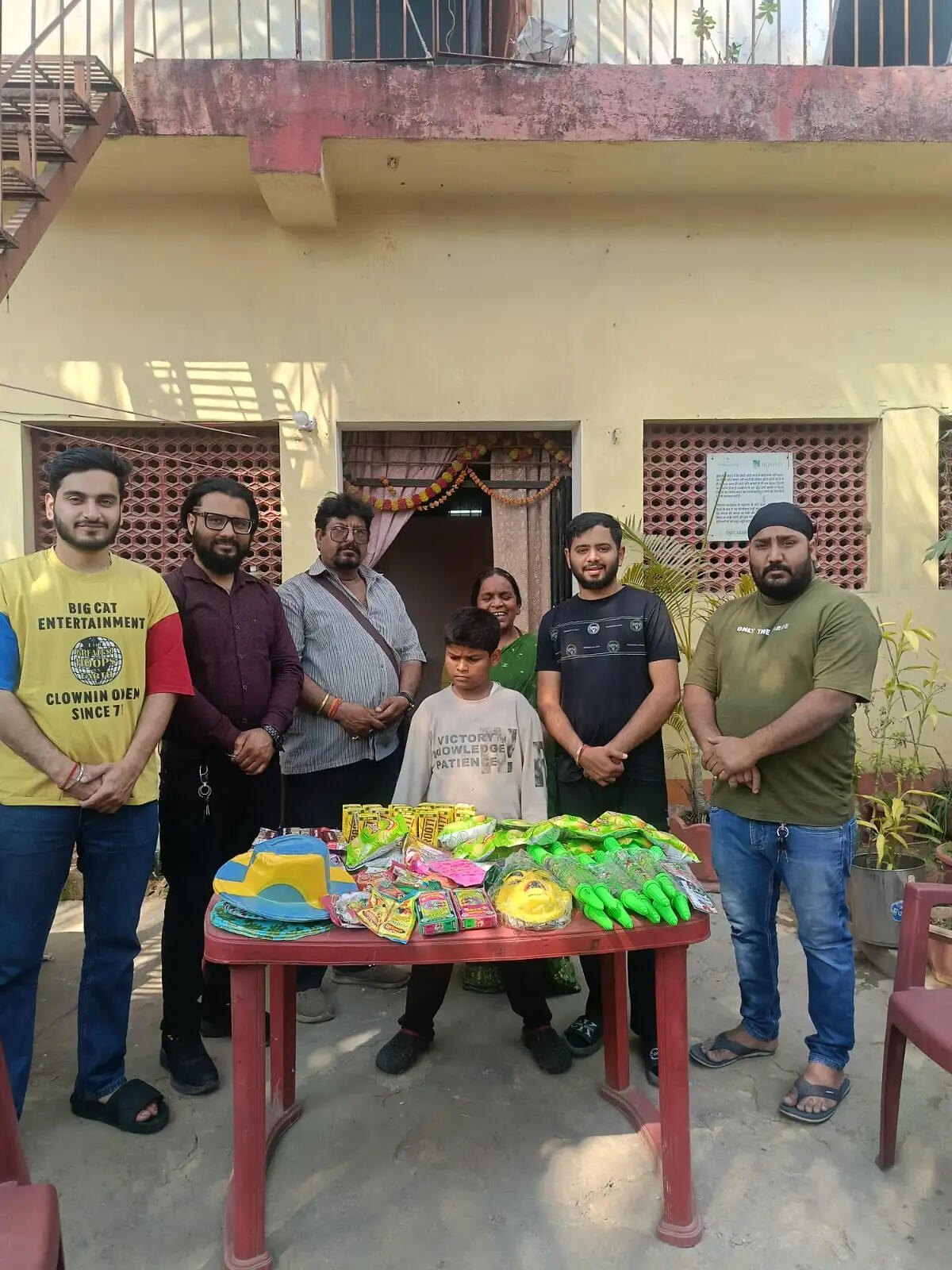 गुरु नानक सेवक जत्था ने अनाथ बच्चों संग मनाई होली, उपहार और मिठाइयां बांटकर बांटी खुशियां