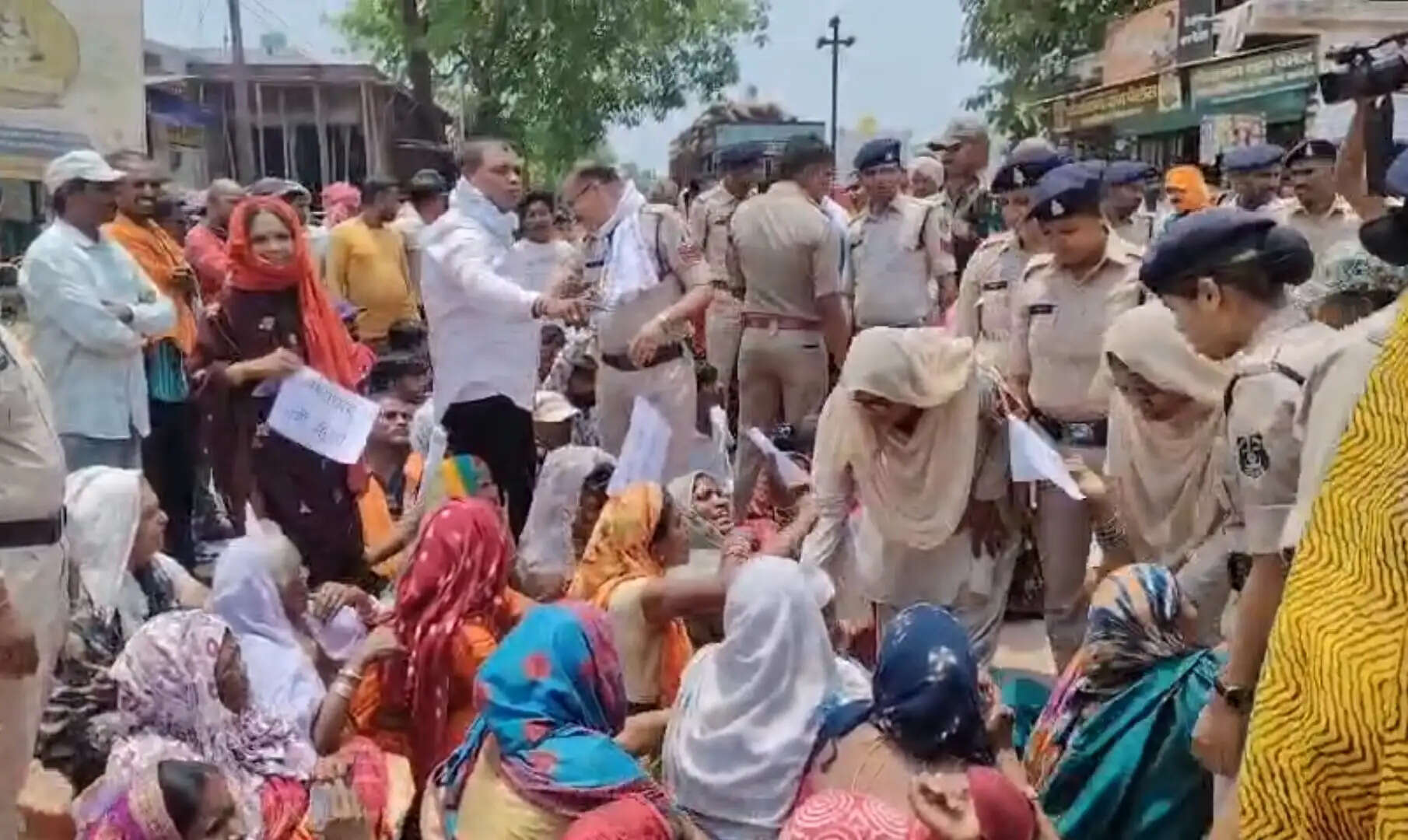 धमतरी : अछोटा में ग्रामीणों का सड़क जाम, अनियमितताओं और अवैध रेत खनन पर कार्रवाई की मांग तेज