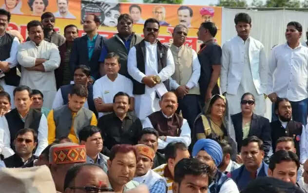 धार : पीथमपुर में गैस त्रासदी के रासायनिक कचरे को हटाने की मांग को लेकर मौन प्रदर्शन