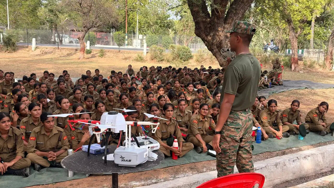 32 यूपी गर्ल्स बटालियन एनसीसी शिविर में ड्रोन प्रशिक्षण बना मुख्य आकर्षण, आधुनिक तकनीक से रूबरू हुईं कैडेट्स