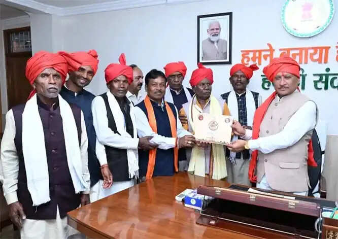 बस्तर सांसद के नेतृत्व में दशहरा पर्व में शामिल होने मुख्यमंत्री को दिया न्योता