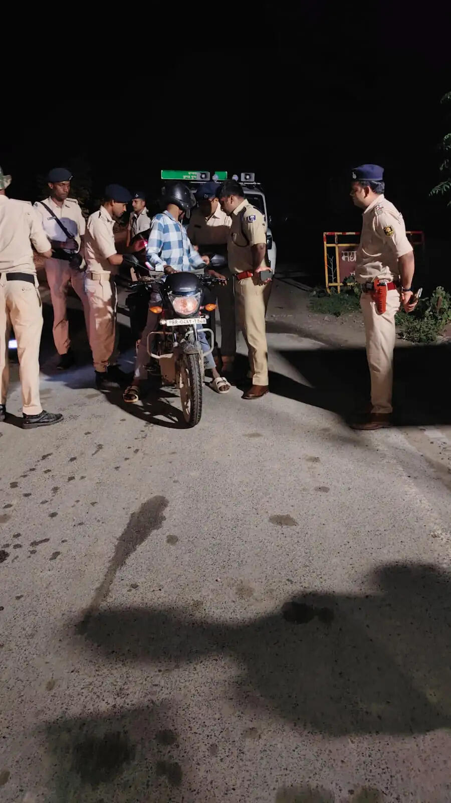 वरीय पुलिस अधीक्षक ने देर रात्रि तक स्वयं सीमावर्ती चेक पोस्ट मांझी पर किया वाहन जांच