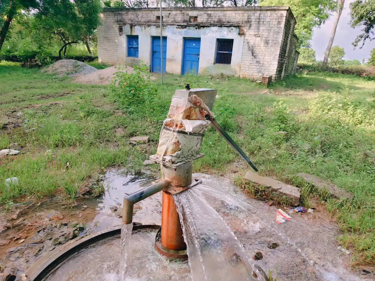 मीरजापुर, : बिना चलाए पानी उगल रहा हैंडपंप, जमीन से भी फूट रही तेज धार