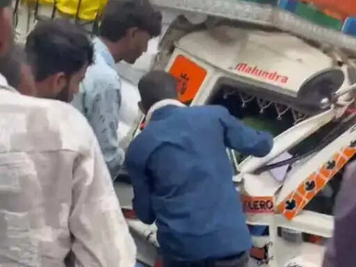 महू में बस-पिकअप की आमने-सामने भिड़ंत, स्कूली बच्चे घायल,&nbsp;ओवरटेक के दौरान हुआ हादसा