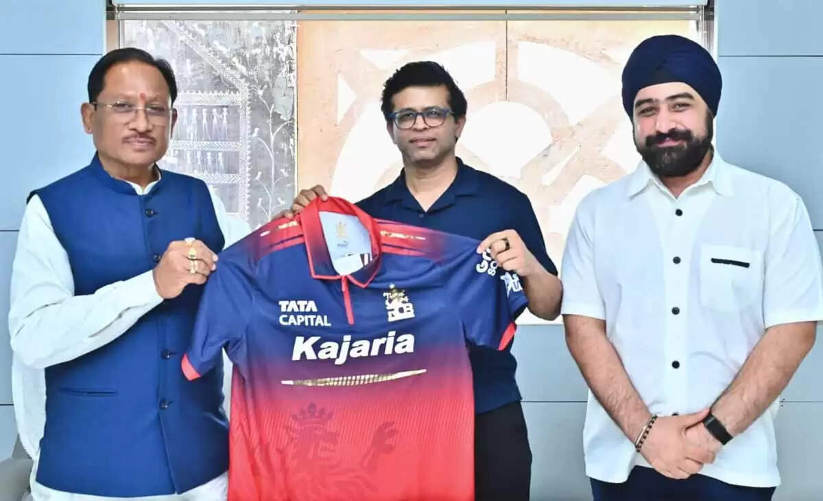 छत्तीसगढ़ में आईपीएल की तैयारी&nbsp;: मुख्यमंत्री साय को आरसीबी का जर्सी भेंट