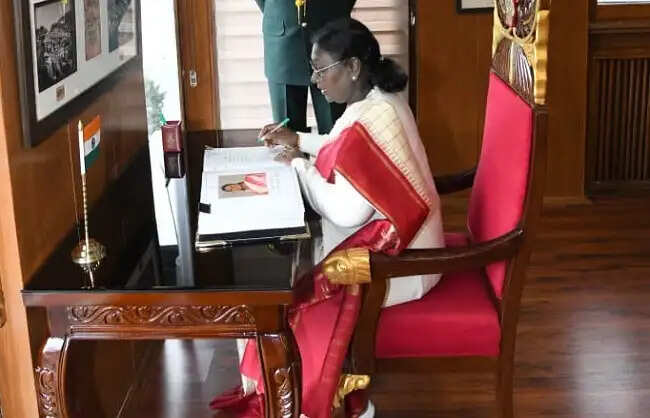 राष्ट्रपति ने&nbsp;शिमला&nbsp;में सेना के जवानों को दिए जाने वाले प्रशिक्षण की जानकारी ली
