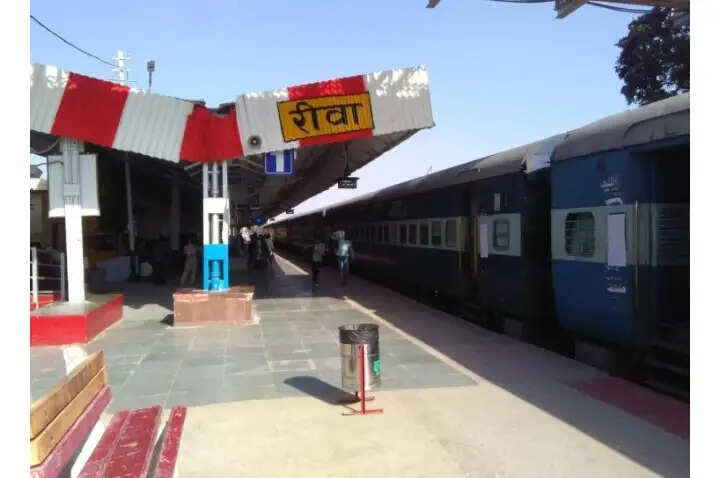 रीवा स्टेशन की लिफ्ट में ढाई घंटे फंसे रहे यात्री, नागपुर से इलाज कर लौटे मरीजों में मचा हड़कंप