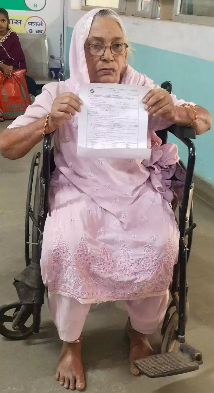 बुजुर्ग महिला को मृत बताकर फर्जी दावा-आपत्ति, मुस्लिम समाज ने जताया कड़ा विरोध