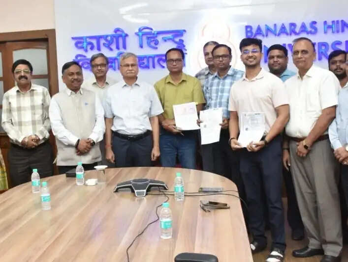 कैशलेस उपचार को लेकर बीएचयू और एपेक्स हॉस्पिटल में समझौते पर हुए हस्ताक्षर