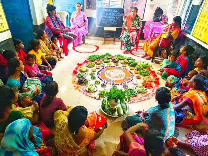 आंगनबाड़ी केंद्रों में सजी ‘सुपोषण चाैपाल’, गोद भराई से दिया सेहत का संदेश