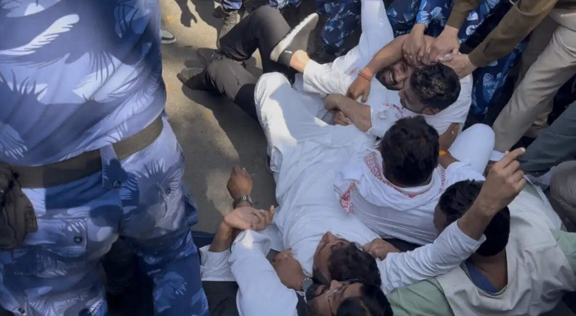 चिब की गिरफ्तारी के विरोध में युवा कांग्रेस का प्रदर्शन, 20 से अधिक नेता हिरासत में