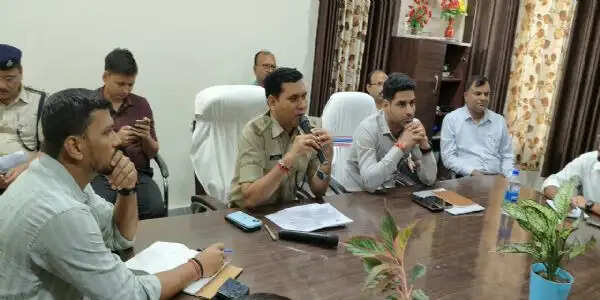 गलगलिया चेकपोस्ट पर तस्करी रोकने को डीएम-एसपी ने की संयुक्त ब्रीफिंग