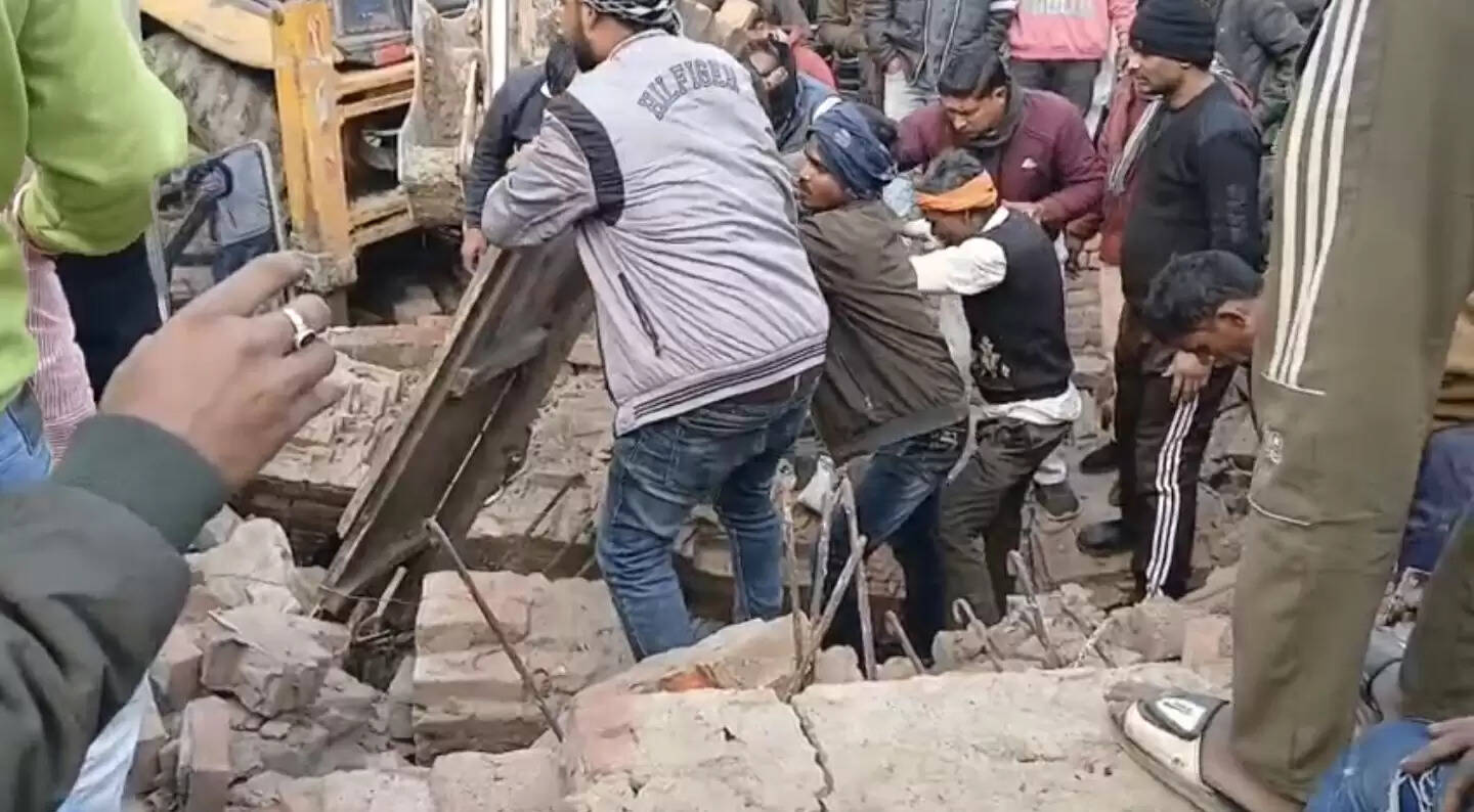 जर्जर मकान तोड़ते समय भरभराकर गिरी छत, एक मजदूर की मौत