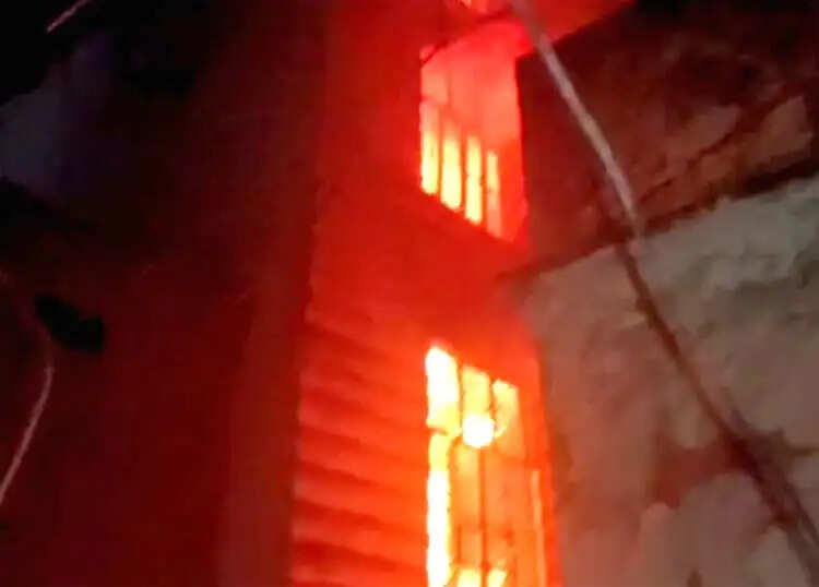गिफ्ट सेंटर के गोदाम में भीषण आग, कई घंटे की मशक्कत के बाद पाया गया काबू
