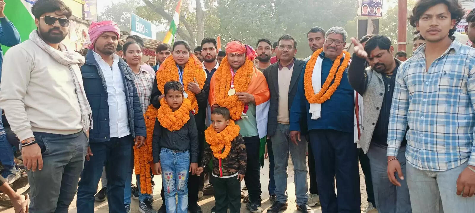 वाराणसी: राष्ट्रीय बेंच प्रेस में रिकॉर्डधारी रंजीत मौर्या का अकेलवा से कोरौता तक भव्य स्वागत