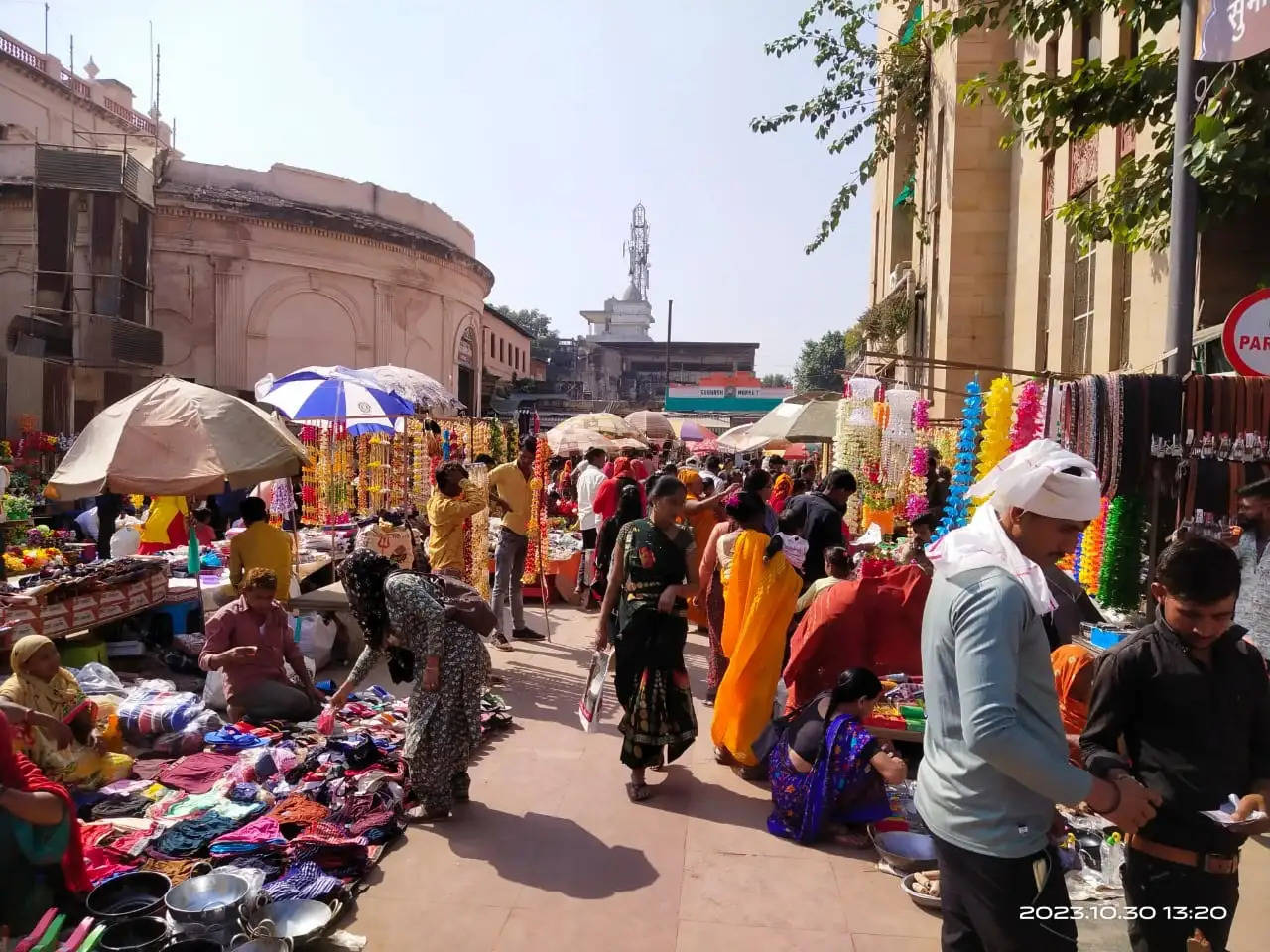 ग्वालियर: करवाचौथ बुधवार को, महिलाओं को पसंद आ रहे हैं गोटा पत्ती वाले करवा और चलनी