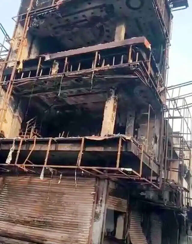 फरीदाबाद : शार्ट सर्किट से कपड़ों के शोरुम के साथ चार दुकानें जलीं