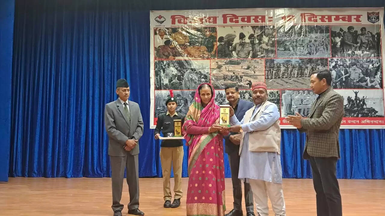 पौड़ी में विजय दिवस पर मार्च पास्ट, शहीदों को श्रद्धांजलि