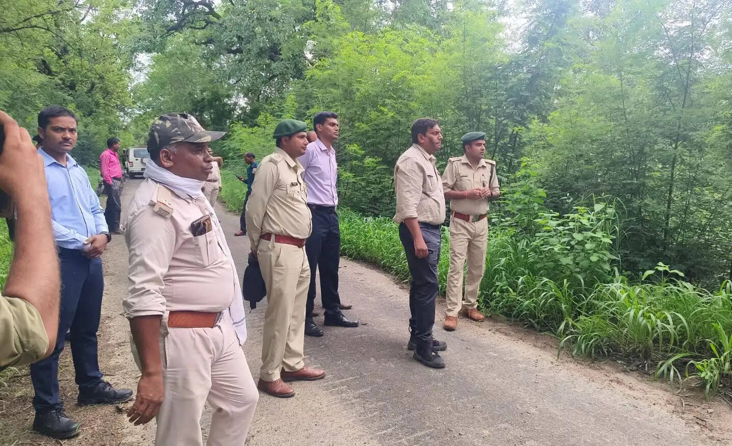 अनूपपुर: तीनों हाथी पहुचे मोजर बेयर प्लांट, बाउंड्री वॉल को तीन जगह से तोड़ा, वनकर्मियों ने युवक को बचाया