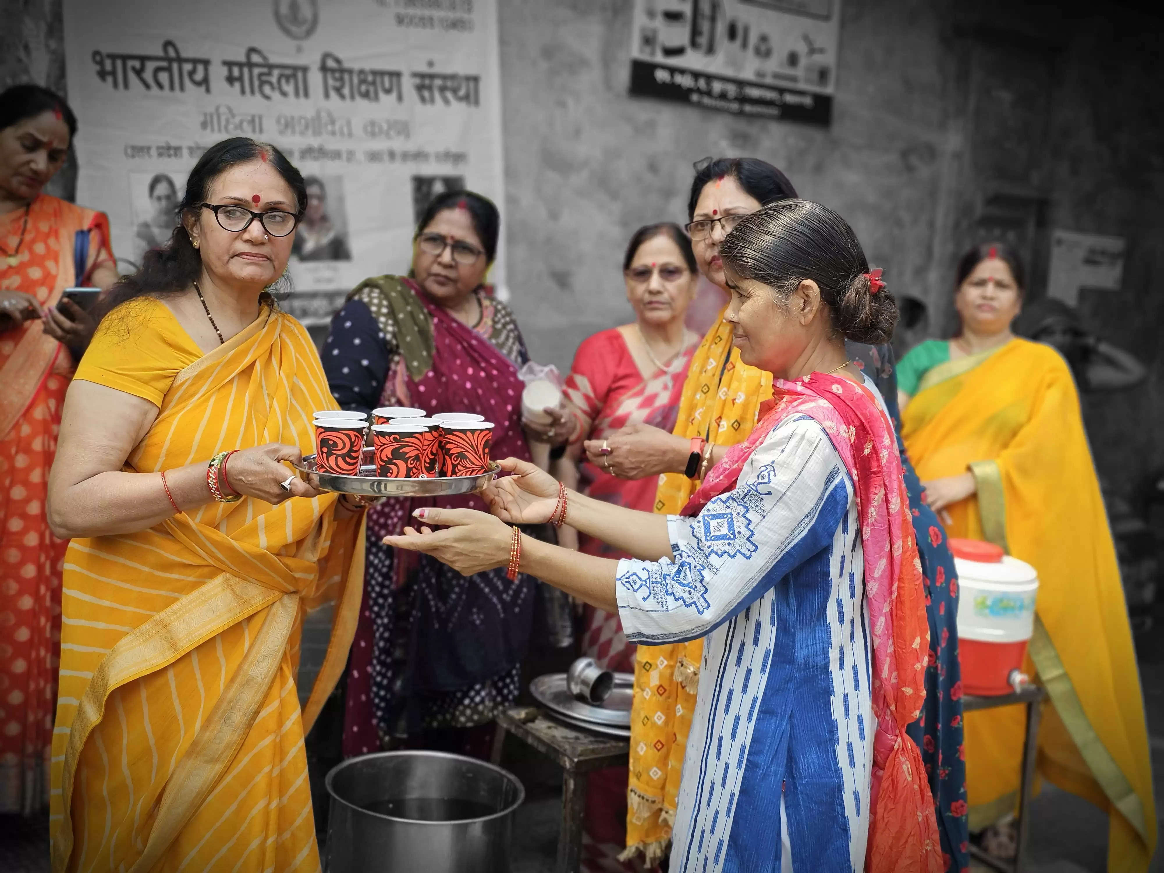 अक्षय तृतीया पर अगिया जोगिया मंदिर में महिला शक्ति ने शर्बत का वितरण किया