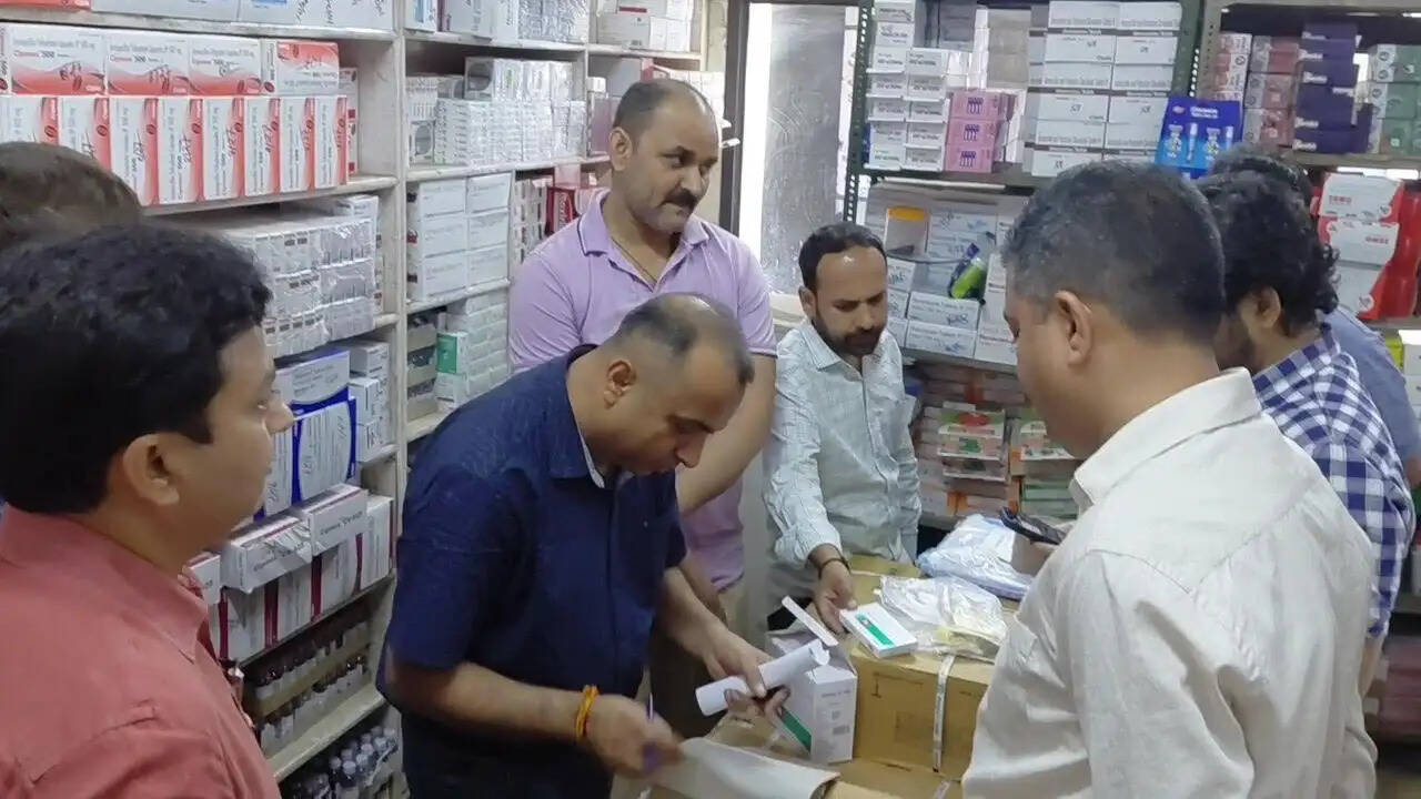 कठुआ में प्रशासन ने मेडिकल दुकानों व कूरियर सेवाओं का किया औचक निरीक्षण