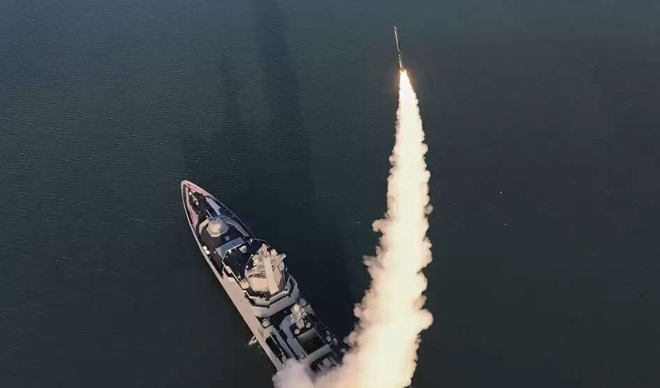 उत्तर कोरिया ने विध्वंसक पोत से मिसाइलों का परीक्षण किया, किम जोंग-उन खुश नजर आए