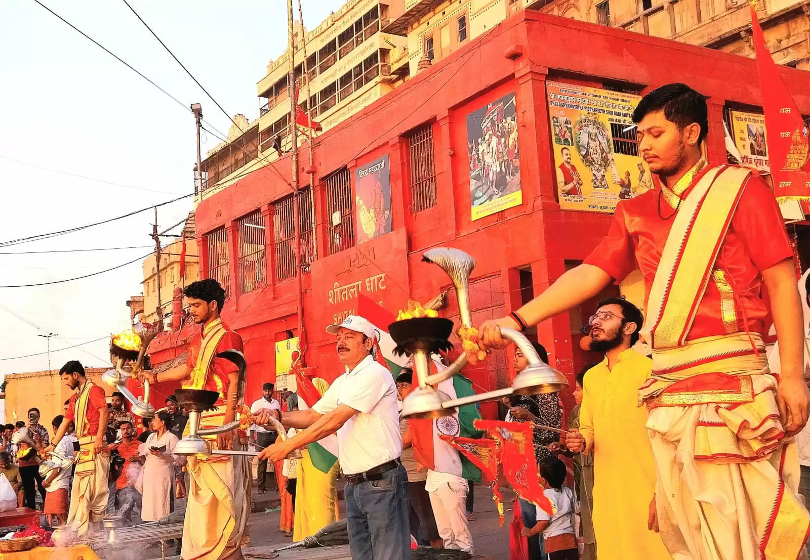 उगते सूर्य को अर्घ्य देकर हिंदू नववर्ष का स्वागत, सनातन के सूर्योदय की आरती