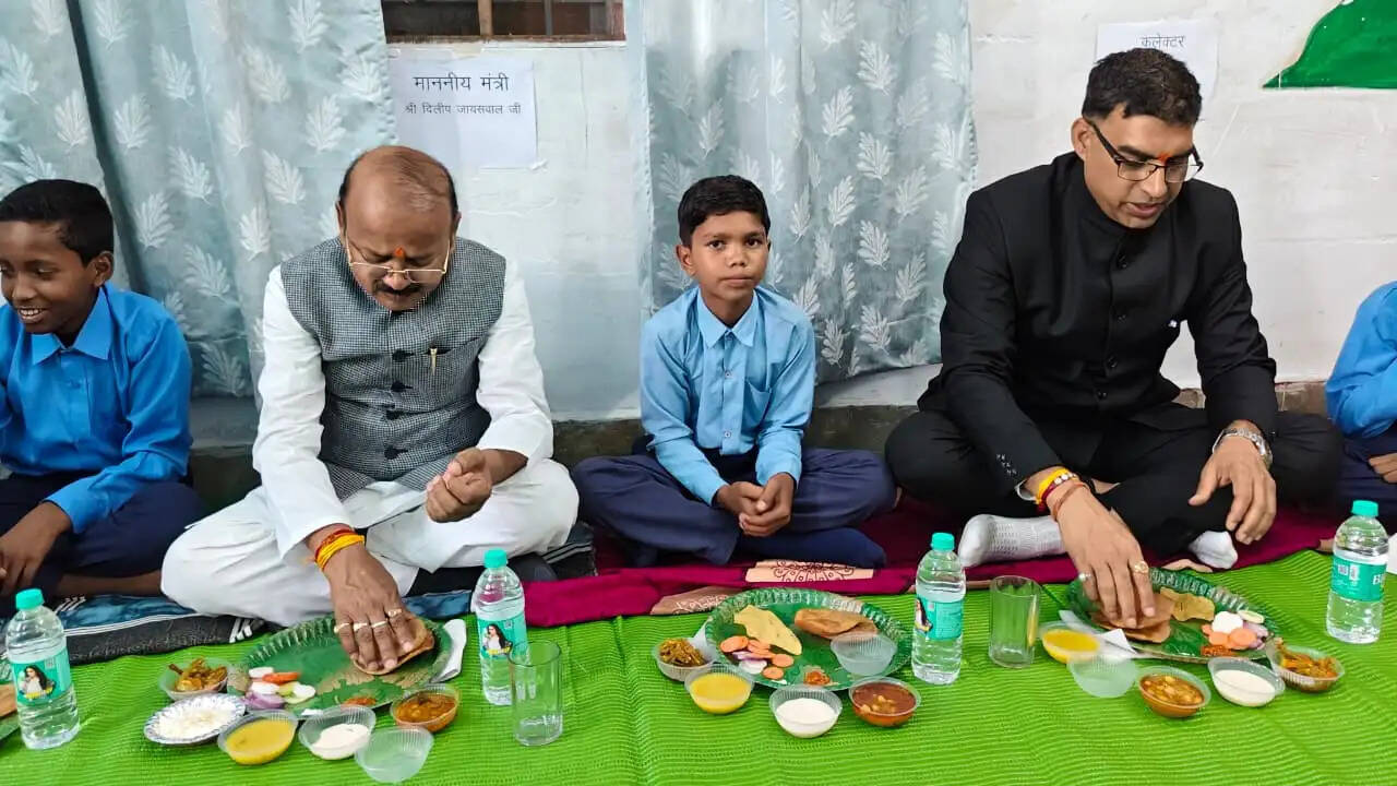 अनूपपुर में स्वतंत्रता दिवस पर विद्यार्थियों के साथ बैठे राज्यमंत्री, ‘पीएम पोषण’ के विशेष भोज में किया भोजन