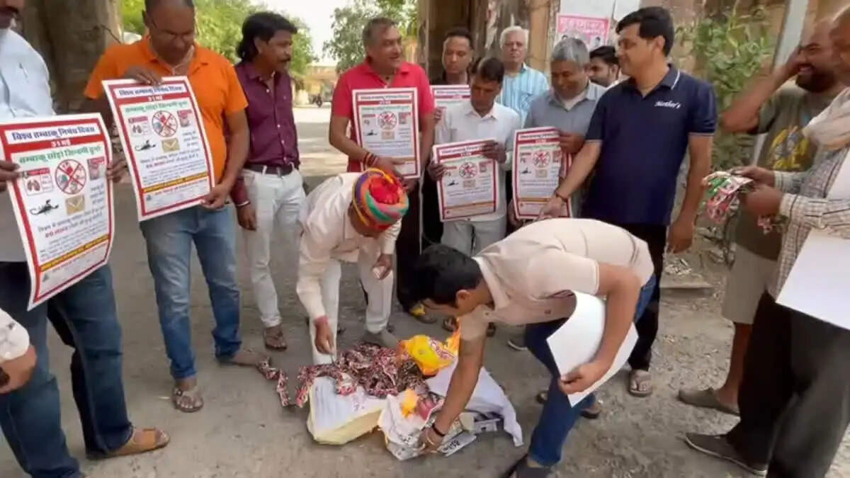 विश्व तंबाकू निषेध दिवस पर तंबाकू उत्पादों की होली जलाई