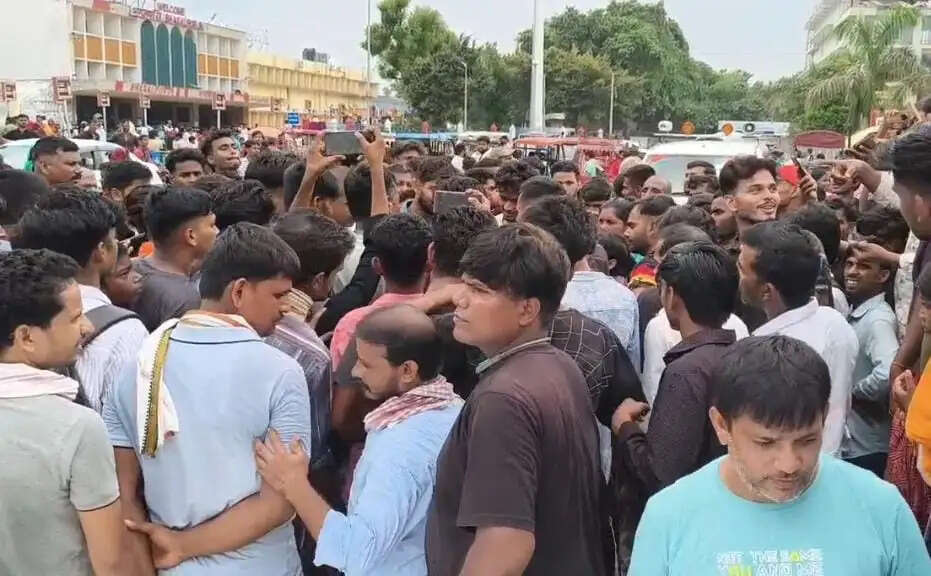 रेलवे स्टेशन पर रंगेहाथ पकड़ाया झपटमार, यात्रियों ने पिटाई के बाद पुलिस को सौंपा