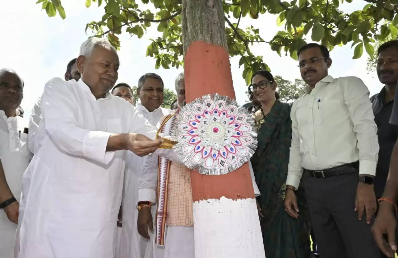 मुख्यमंत्री नीतीश कुमार राजधानी वाटिका में रक्षा बंधन के मौका पर पेड़ पर राखी बांध कर पर्यावरण बचाओ अभियान की शुरुआत करते हुए।