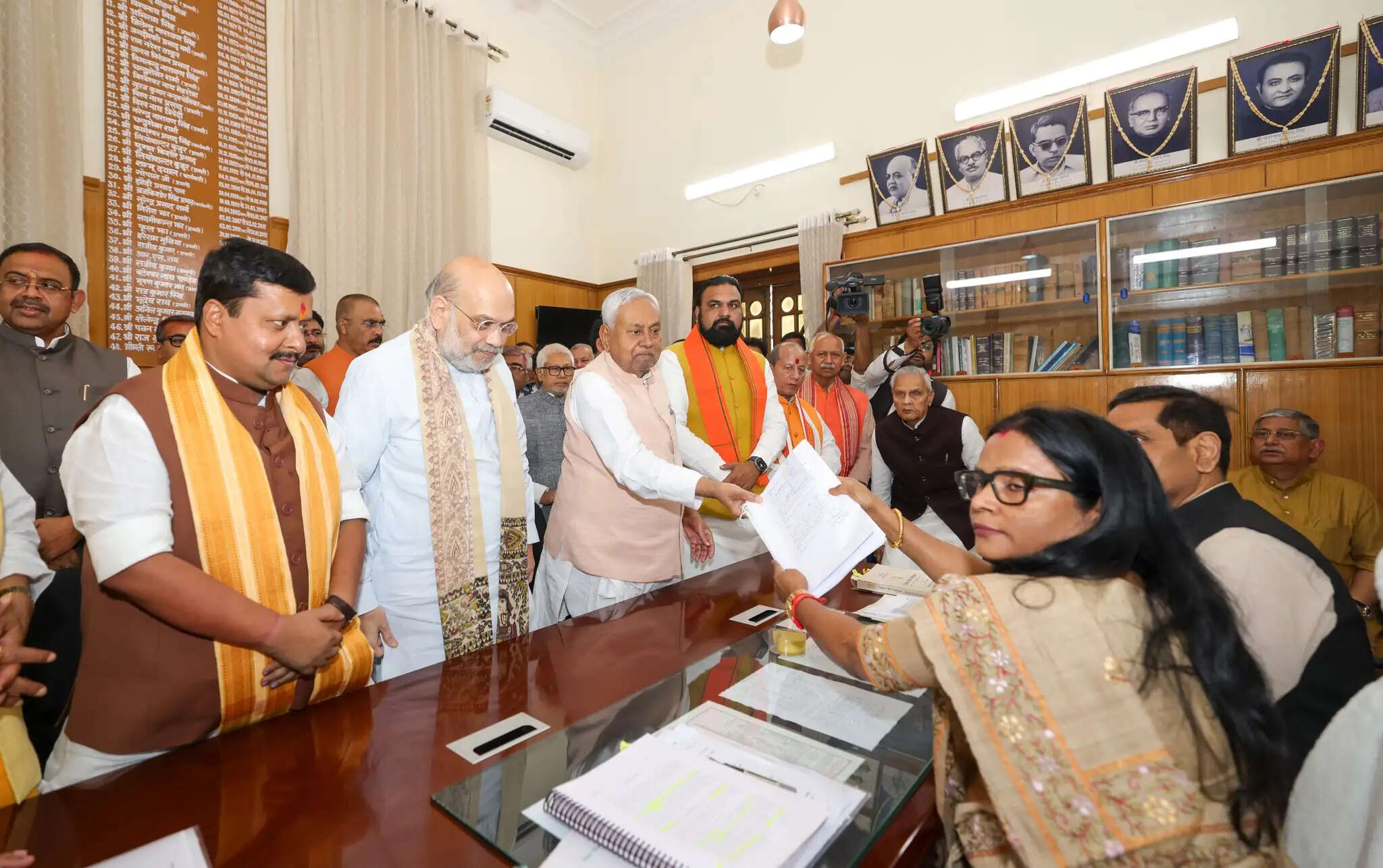 नीतीश कुमार ने राज्यसभा के लिए भरा नामांकन, अमित शाह ने दी बधाई