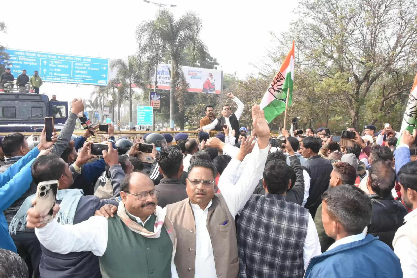 भोपाल में कांग्रेस एससी विभाग का उग्र प्रदर्शन, अंबेडकर की फोटो जलाने के विरोध में सीएम हाउस जा रहे थे प्रदर्शनकारी