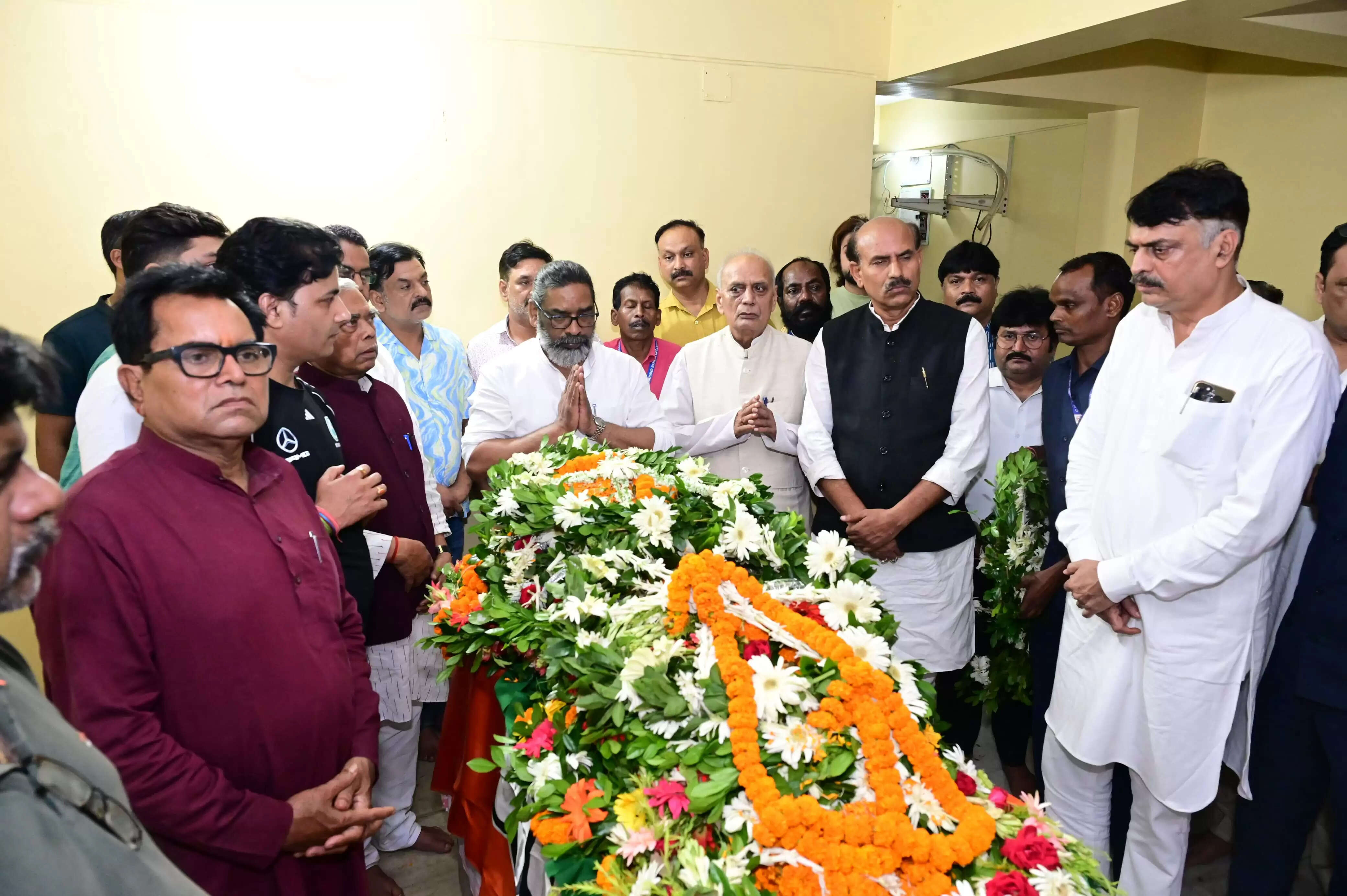 मुख्यमंत्री सोरेन ने पूर्व मंत्री चंद्रशेखर को अर्पित की श्रद्धांजलि