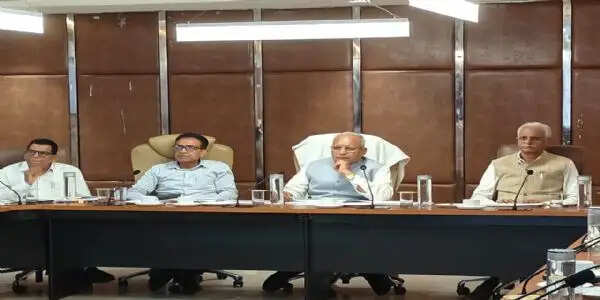 निर्धारित समय-सीमा में पूरी हों भवन एवं सड़क परियोजनाएं: रणबीर गंगवा