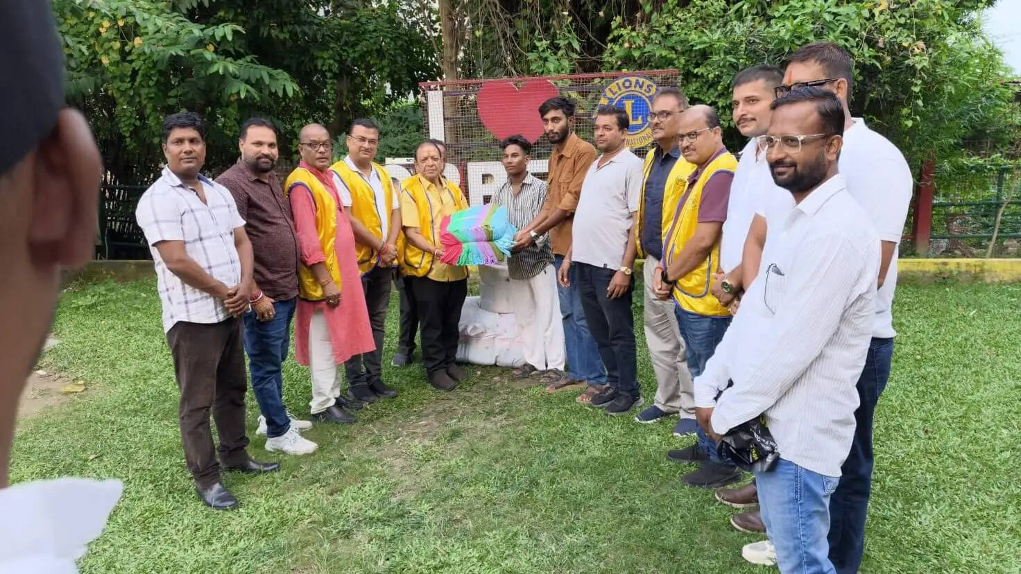 नेपाल में बचाव और राहत कार्य कर रहे संस्था को लायंस क्लब ने 150 मच्छरदानी की भेंट