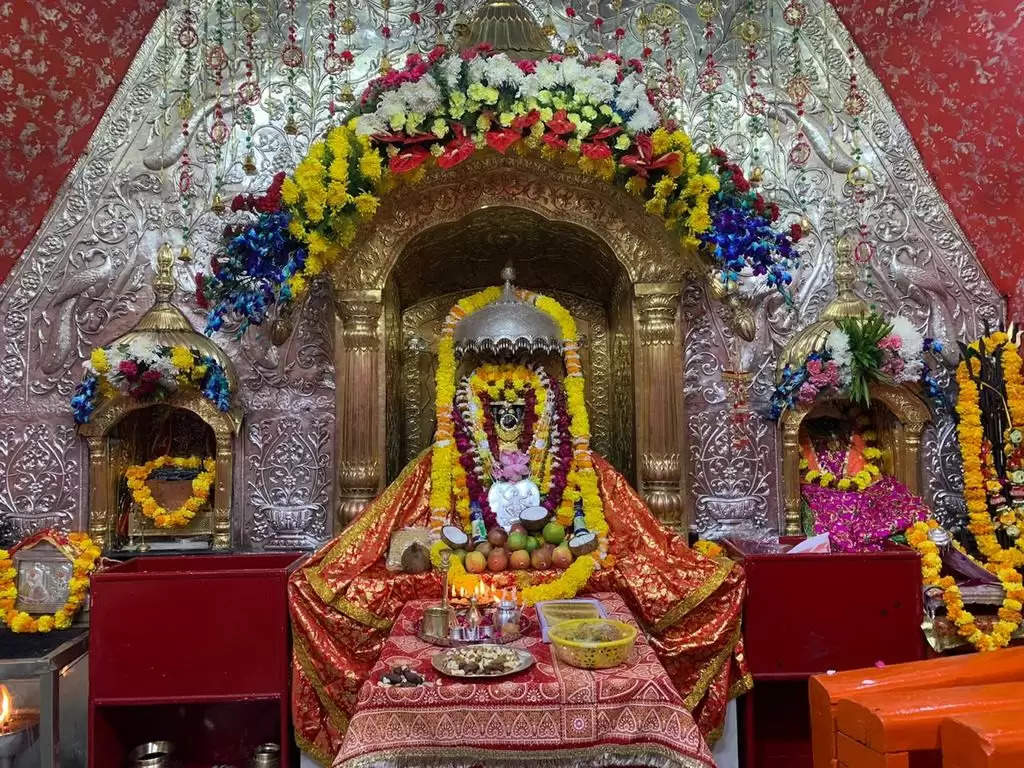 नवरात्र के चलते माता के मंदिरों में सुबह से ही भक्तों की भारी भीड़