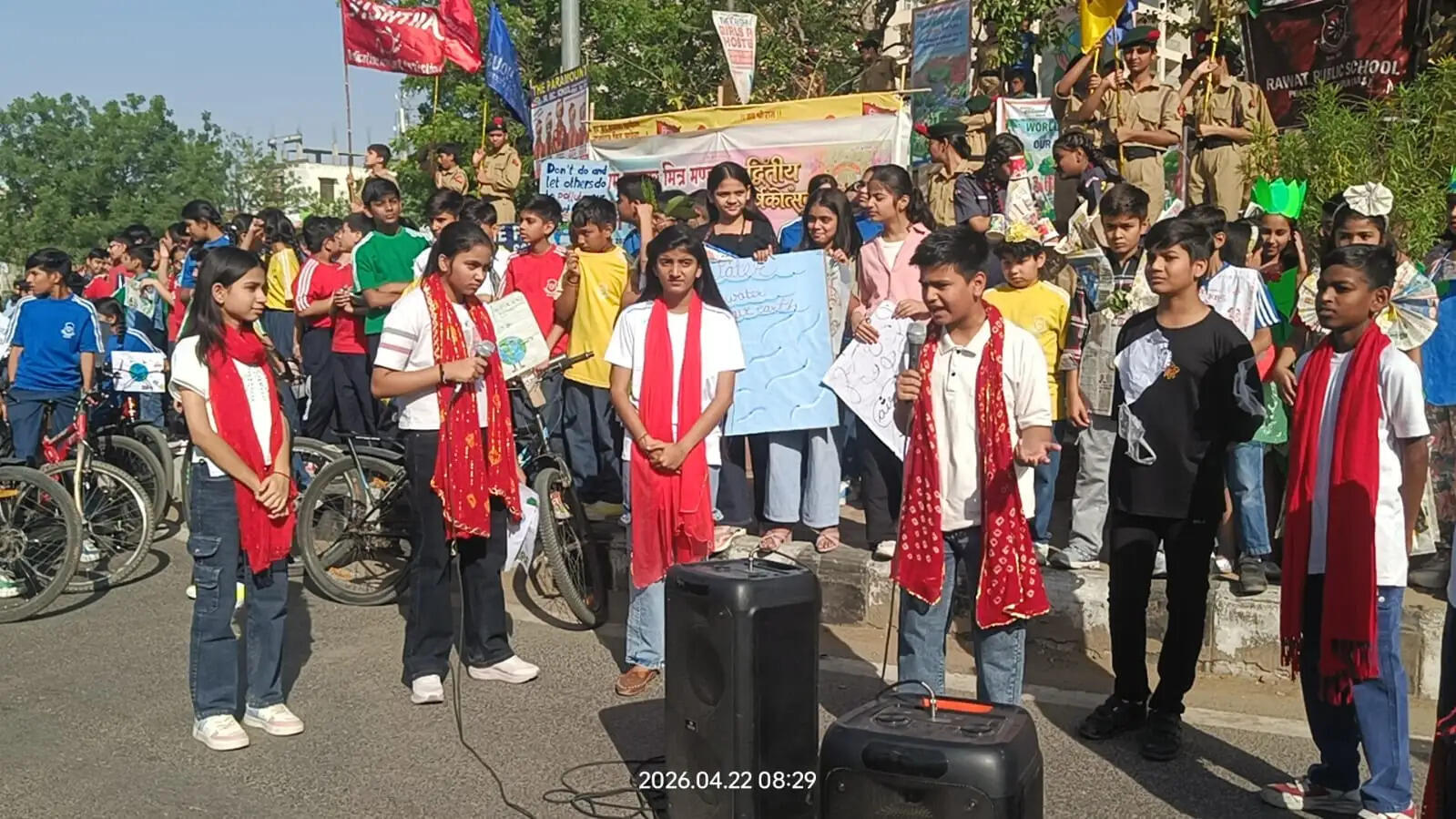 वर्ल्ड अर्थ डे पर जागरूकता रैली—नुक्कड़ नाटक और बेस्ट आउट ऑफ वेस्ट प्रदर्शनी आयोजित