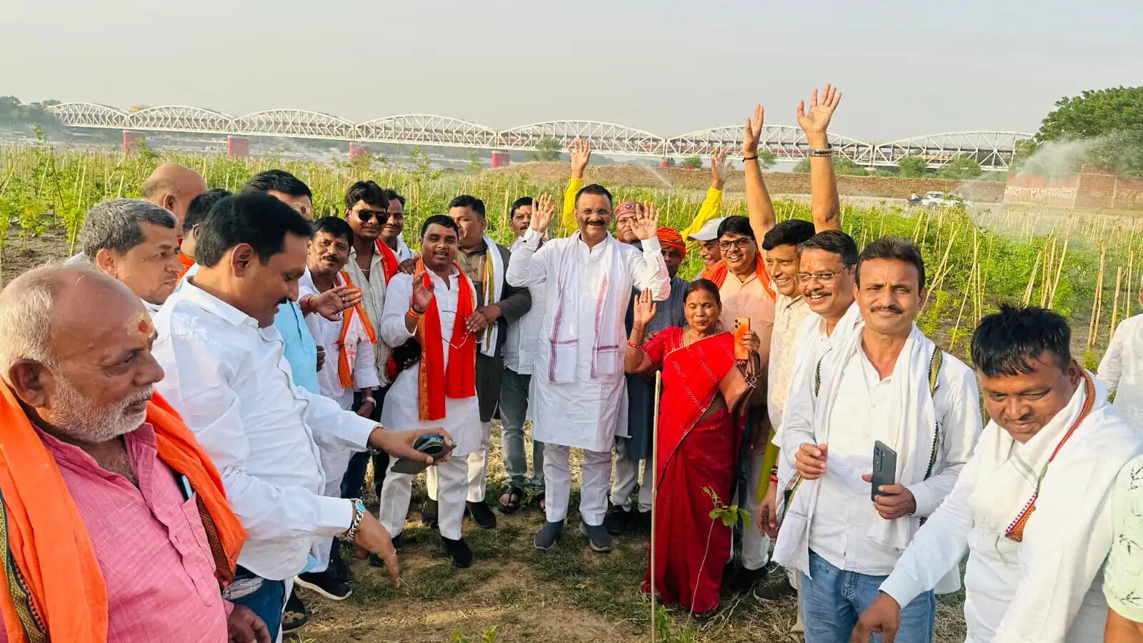 डोमरी सूजाबाद महावन में अब गूंजने लगी चिड़ियों की चहचहाहट, स्प्रिंकलर की फुहारों के बीच खिलीं कलियां