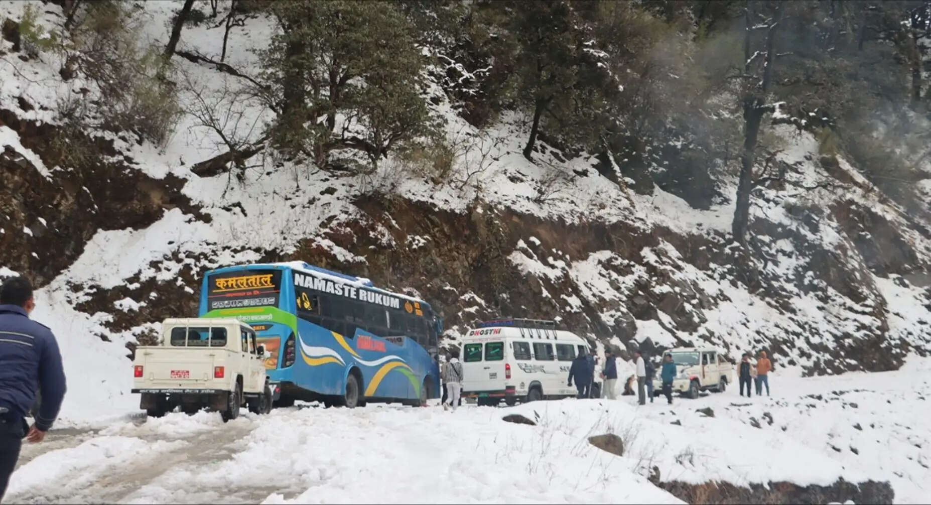 नेपाल में बर्फबारी और भूस्खलन के कारण कई राजमार्ग अवरुद्ध