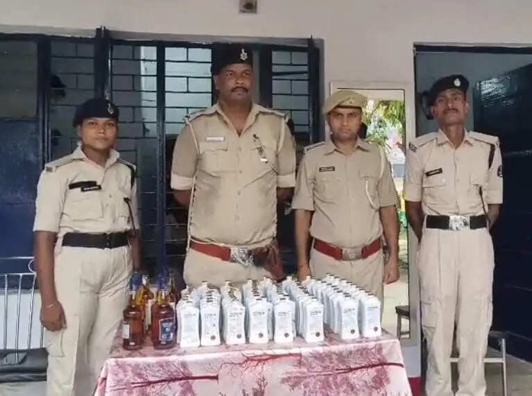 99 बोतल विदेशी शराब बरामद, तस्कर फरार, बाइक जब्त
