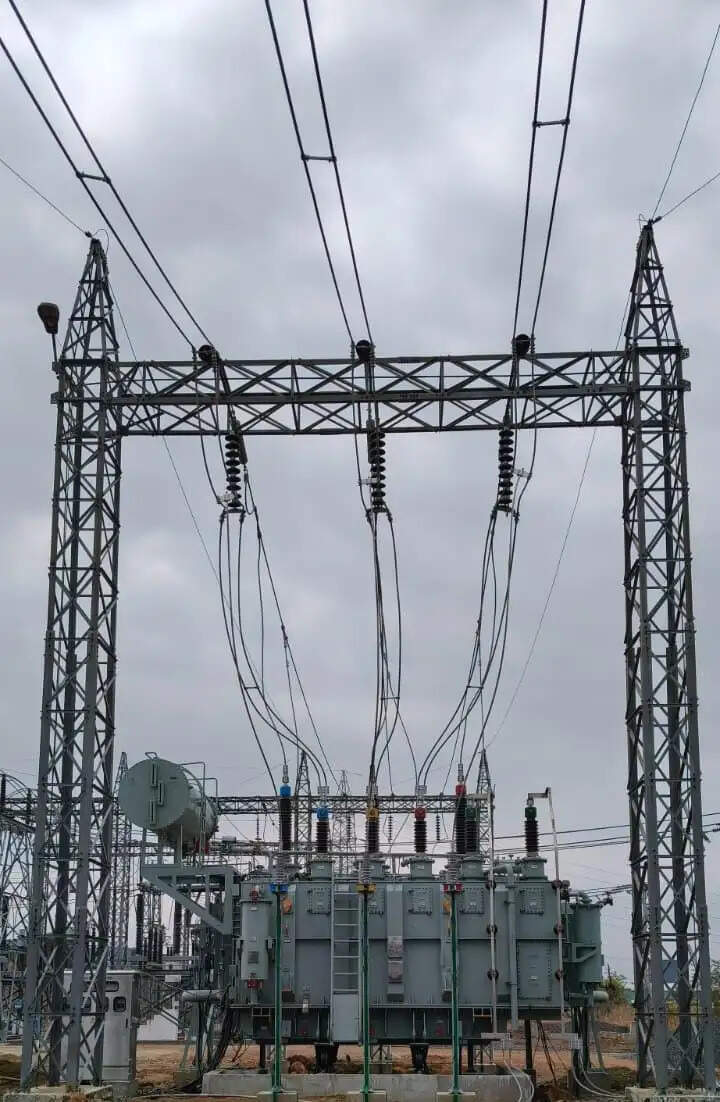 आधी रात छापेमारी: वसूली के दबाव में अधिकारी मैदान में, बिजली चोरी के कई मामले पकड़े