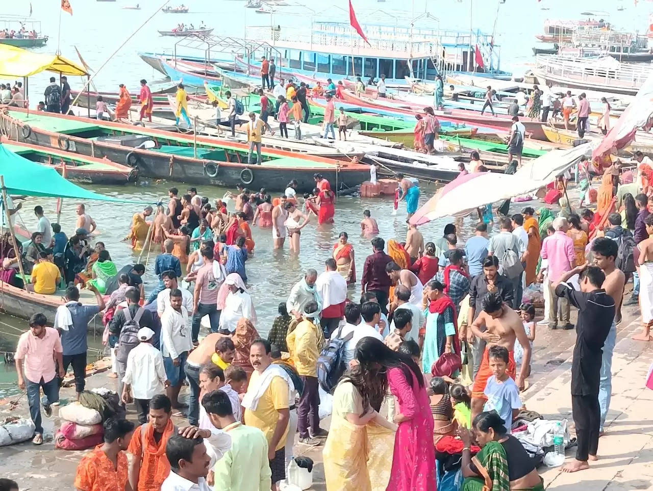 अक्षय तृतीया पर पवित्र गंगा में लाखों श्रद्धालुओं ने लगाई आस्था की डुबकी