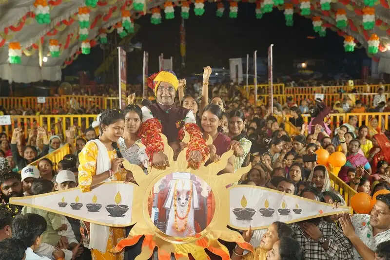 भोपालः नरेला रक्षाबंधन महोत्सव के तीसरे दिन 29 हज़ार 179 बहनों ने मंत्री सारंग को बांधी राखी