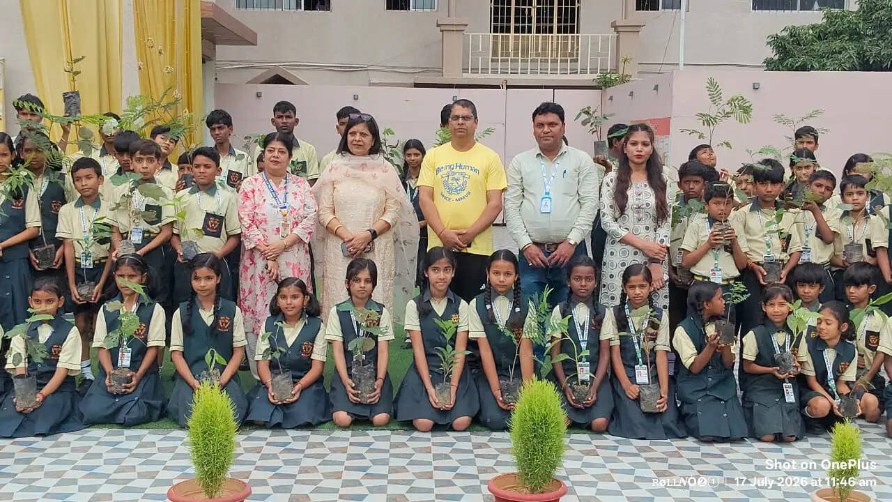 हिलटॉप पब्लिक स्कूल में 100 फलदार पौधों का वितरण
